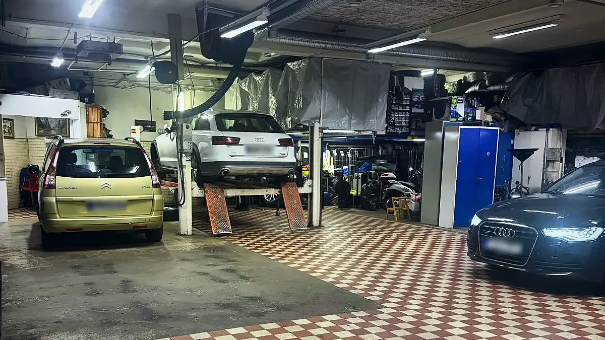 Verkstadshallen hos Norrtull Bil & Motor med fyrpelarlyft och rutigt klinkergolv